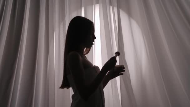 Medium Side View Video Van Een Jonge Vrouw Silhouet Verpakt — Stockvideo