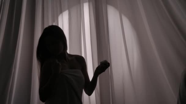 크림의 항아리를 그녀의 피부에 물질을 수건에 싸여있는 실루엣의 슬로우 프로필 — 비디오