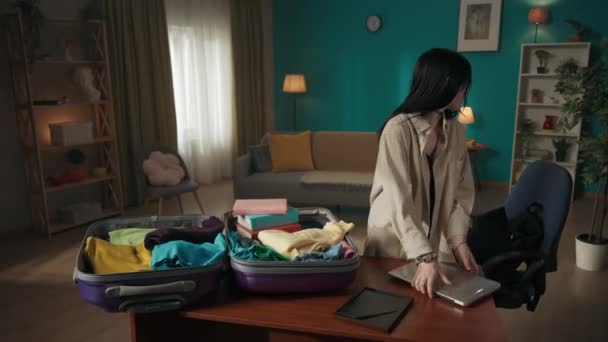 Видео Подростка Подростка Молодой Женщины Упаковывающей Свои Вещи Чемодан Рюкзак — стоковое видео