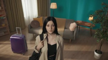 Yukarıdan çekilen video: genç bir kadın, genç bir kız kameraya bakıyor ve bir zarf ve mektup gösteriyor, neşeli ve heyecanlı, üniversiteye gitmeye hazır. Başarı kabul, kayıt