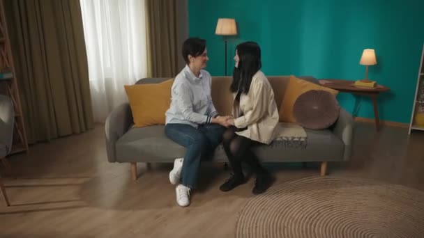 Ibu Duduk Sofa Putrinya Memasuki Bingkai Dan Bergabung Dengannya Mereka — Stok Video