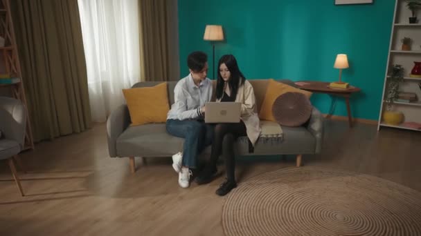Mãe Senta Sofá Com Filha Procura Algo Laptop Mulher Aponta — Vídeo de Stock