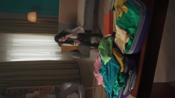 Vidéo Verticale Une Jeune Fille Dix Ans Assise Sur Canapé — Video