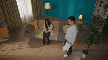 Bir annenin telefonda akrabalarıyla konuşması, kızı hakkındaki haberleri paylaşması, kanepede oturması, üniversiteye girememesi. Kayıt, kabul edilmedi..