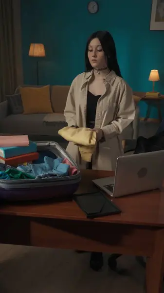 テーブルの上のスーツケースに荷物を詰め込む ティーンエイジャーの写真です 彼女は休暇や休暇に出かけている 新しい場所に移動する — ストック写真