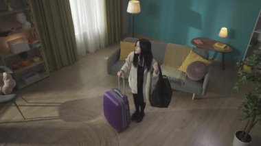 Genç bir kadının taşınma videosu. Bir şey unutmuş mu diye etrafa bakıyor. Kız bavulunu alır ve çerçeveden çıkar. Üniversite, üniversite, yurda taşınmak.