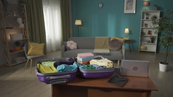 Masada Birinin Eşyalarıyla Dolu Bir Bavulu Yakınlaştır Çeride Güneş Işığıyla — Stok video