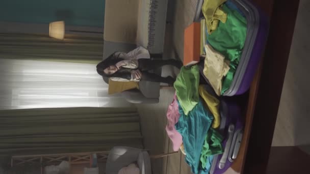 Vidéo Verticale Une Jeune Fille Dix Ans Assise Sur Canapé — Video