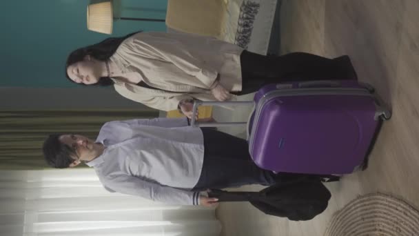 Videó Egy Tinédzser Fiatal Nőről Aki Fogja Bőröndjét Hátizsákját Elbúcsúzik — Stock videók