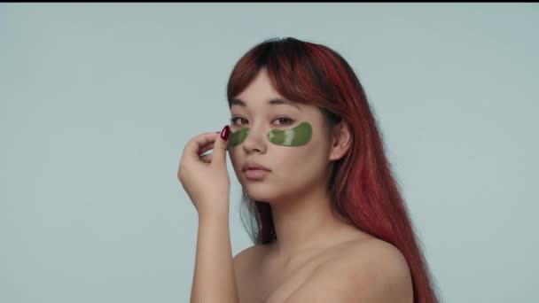 Detailní Záběr Izolovaného Videa Mladé Semenné Ženy Červenými Barvenými Vlasy — Stock video