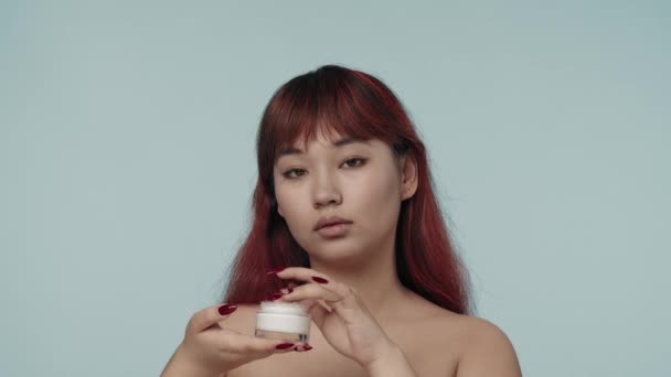 Kırmızı Boyalı Saçlı Çıplak Makyajlı Genç Bir Kadının Kameraya Bakıp — Stok video