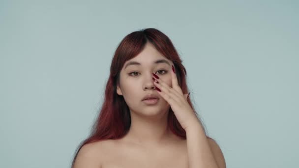 Közelkép Elszigetelt Lassított Felvétel Egy Fiatal Szemináriumi Nőről Vörös Festett — Stock videók