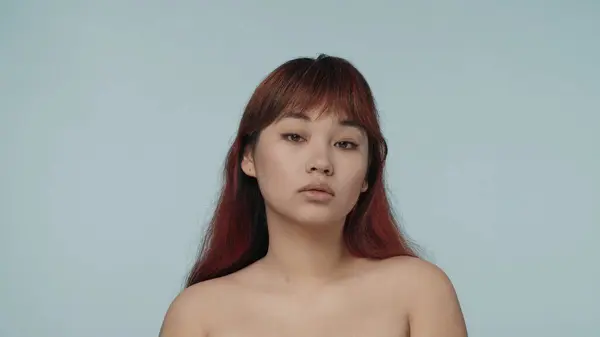 Крупный План Изолированной Фотографии Молодой Женщины Семинарии Рыжими Волосами Голым — стоковое фото