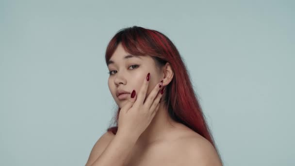 Yakın Çekim Kırmızı Boyalı Saçlı Çıplak Makyajlı Genç Bir Kadının — Stok video