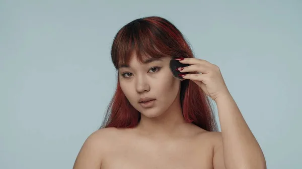 一个有着红色染发和裸体妆容的年轻的神童女子在镜头前 用刷子涂粉状化妆品的特写照片 化妆品 护肤广告 — 图库照片