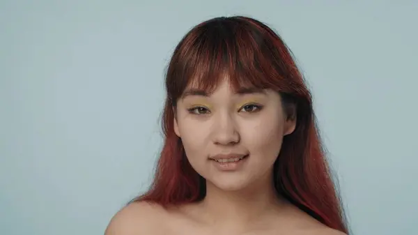 Kırmızı Boyalı Saçlı Renkli Makyajlı Yüzünde Mutlu Bir Ifadeyle Kameraya — Stok fotoğraf