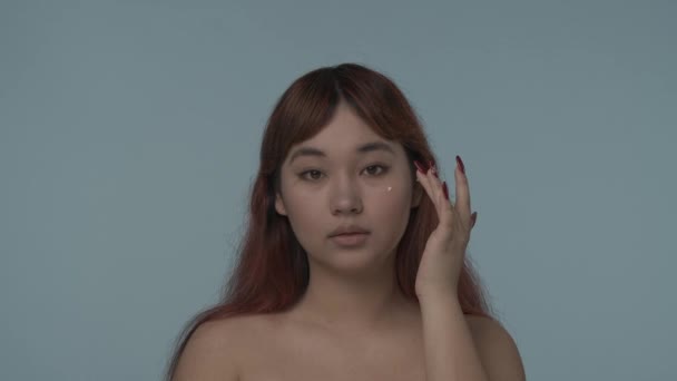 Detailní Záběr Izolované Zpomalené Video Mladé Semenné Ženy Rudě Obarvenými — Stock video