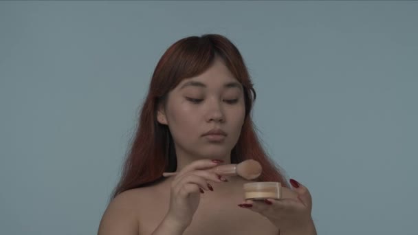 Närbild Isolerad Slow Motion Video Ung Seminude Kvinna Med Rött — Stockvideo