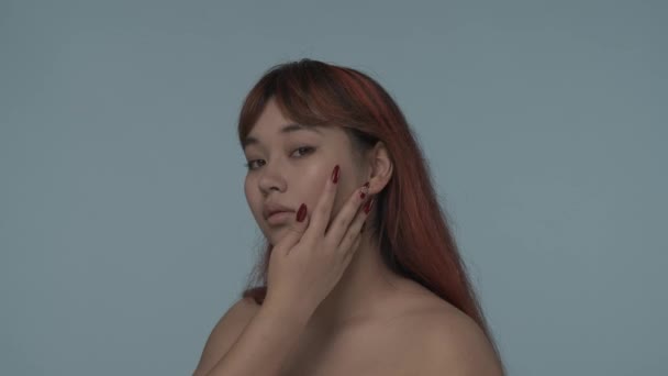 Gros Plan Isolé Vidéo Ralenti Une Jeune Séminude Aux Cheveux — Video
