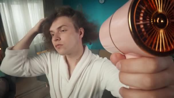Seorang Pemuda Dengan Keriting Rambut Berpori Close Melihat Kejauhan Memegang — Stok Video