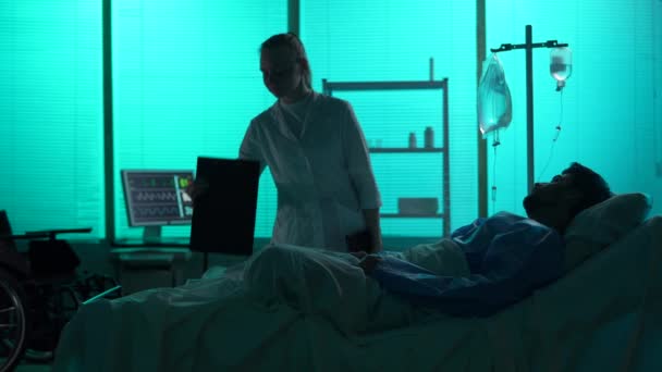 Pełnowymiarowy Filmik Amputowanym Pacjentem Leżącym Szpitalnym Łóżku Kobieta Lekarz Pielęgniarka — Wideo stockowe