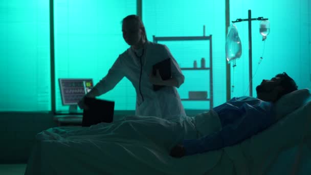 Großformatiges Silhouettenvideo Eines Patienten Mit Einer Möglichen Atemwegserkrankung Der Einem — Stockvideo