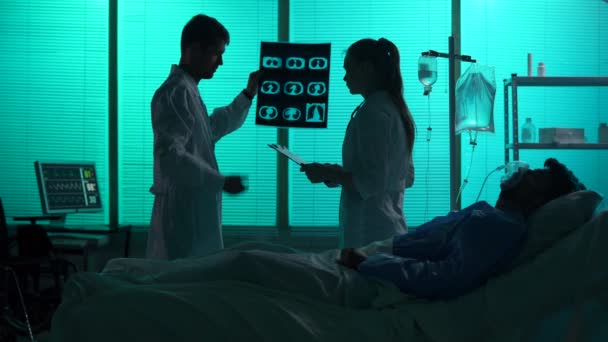 Pełnowymiarowy Filmik Dwoma Lekarzami Stojącymi Pacjentem Śpiączce Lekarze Patrzą Jego — Wideo stockowe