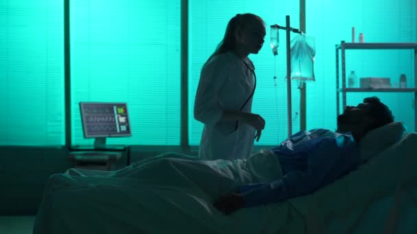 Pełnowymiarowe Nagranie Chorego Pacjenta Leżącego Szpitalnym Łóżku Kobieta Lekarz Pielęgniarka — Wideo stockowe