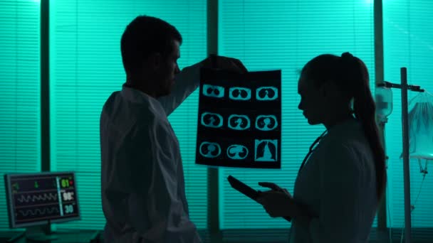 Średniej Wielkości Filmik Dwóch Lekarzy Stojących Oddziale Szpitalnym Lekarze Badają — Wideo stockowe
