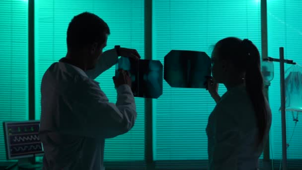 Średniej Wielkości Filmik Dwóch Lekarzy Stojących Oddziale Szpitalnym Lekarze Patrzą — Wideo stockowe
