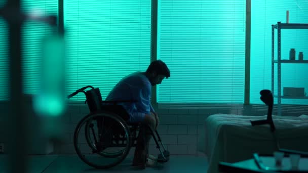 Pełnowymiarowy Filmik Niepełnosprawnym Mężczyzną Pacjent Zaburzeniami Ruchowymi Próbujący Wstać Wózka — Wideo stockowe