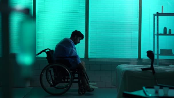 Повнорозмірне Відео Силуету Інваліда Пацієнта Порушенням Мобільності Який Намагається Встати — стокове відео