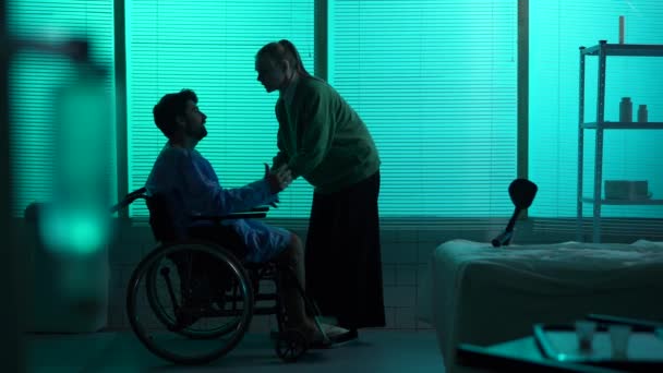 Полноразмерное Силуэт Видео Инвалида Пациента Нарушениями Подвижности Инвалидной Коляске Кричащего — стоковое видео