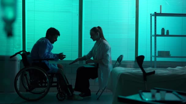 Pełnowymiarowy Filmik Niepełnosprawnym Mężczyzną Pacjentem Zaburzeniami Ruchowymi Wózku Inwalidzkim Poddanym — Wideo stockowe