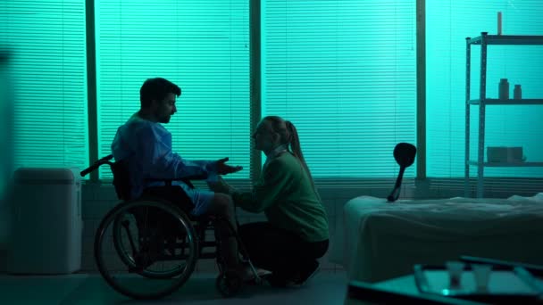 Vidéo Silhouette Pleine Grandeur Homme Handicapé Patient Mobilité Réduite Fauteuil — Video