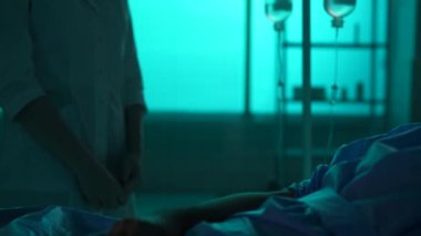 Tanımlanamayan bir kadının, hemşirenin, kadın doktorun hastane yatağında yatan hastasını kontrol edişinin detaylı videosu. Kalp atışlarını kontrol ediyor. Hastane, sağlık hizmeti, sabırsızlık.