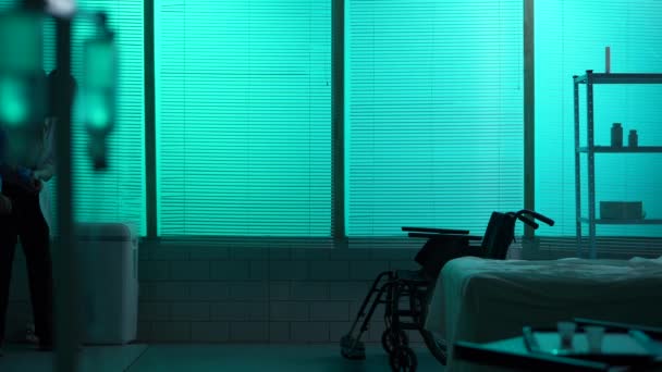 Vídeo Silueta Tamaño Completo Paciente Con Discapacidad Movilidad Que Entra — Vídeo de stock