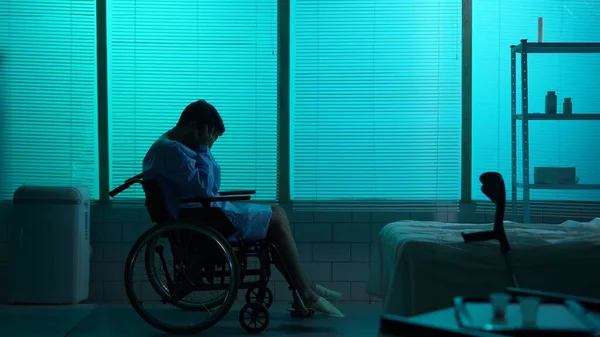 Полноразмерный Силуэт Человека Инвалида Больного Нарушениями Подвижности Сидящего Палате Инвалидном — стоковое фото
