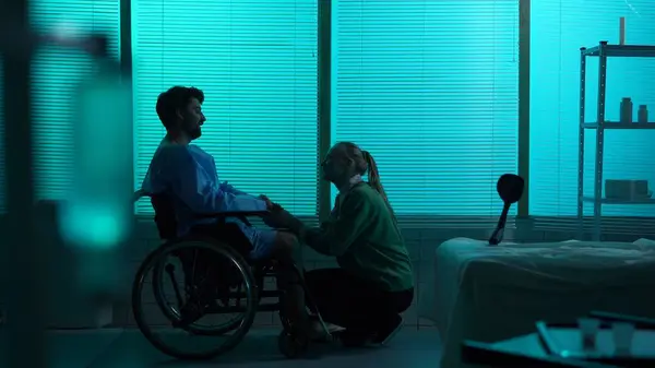 Engelli Bir Adamın Tam Boy Siluet Fotoğrafı Tekerlekli Sandalyede Hareket — Stok fotoğraf