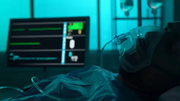Närbild Patient Andningsstöd Döende Sjukhussäng Hans Icu Monitor Bakgrunden Visar — Stockfoto