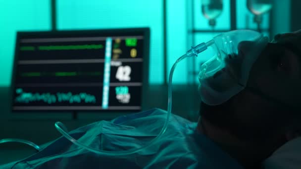 Подробное Видео Пациента Умирающего Больничной Койке Реанимационный Монитор Заднем Плане — стоковое видео