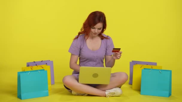 Жінка Робить Покупку Інтернет Магазині Допомогою Ноутбука Кредитної Картки Показує — стокове відео