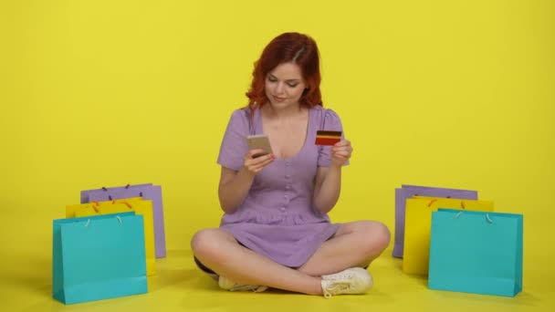 Kvinna Gör Ett Köp Webbutik Med Hjälp Smartphone Och Ett — Stockvideo