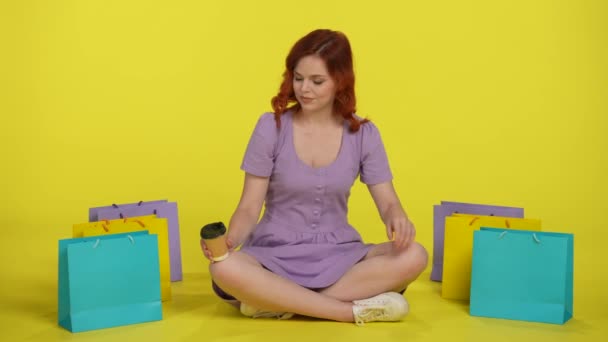 Een Vermoeide Vrouw Zit Tussen Kleurrijke Boodschappentassen Veegt Zweet Van — Stockvideo