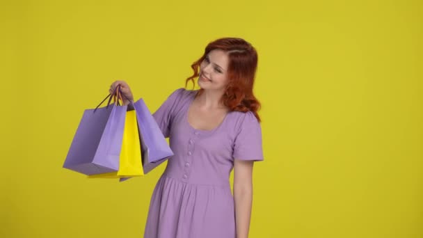 Egy Vörös Hajú Színes Bevásárlószatyrokat Mutat Rád Mutat Mutatóujjával Gesztusként — Stock videók
