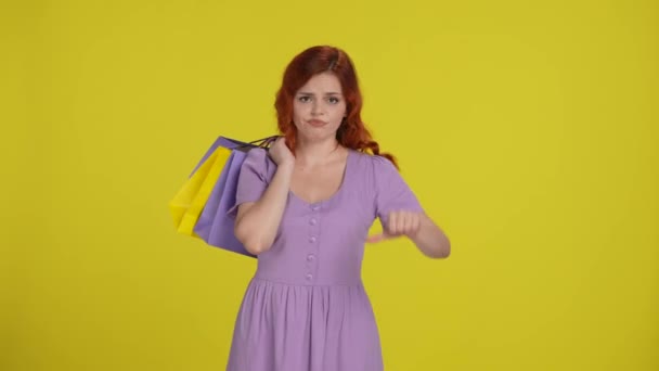 Fatigué Femme Insatisfaite Avec Des Sacs Provisions Montrant Pouces Vers — Video