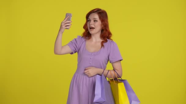 Νεαρή Γυναίκα Τσάντες Για Ψώνια Που Μιλάει Μια Βιντεοκλήση Ένα — Αρχείο Βίντεο