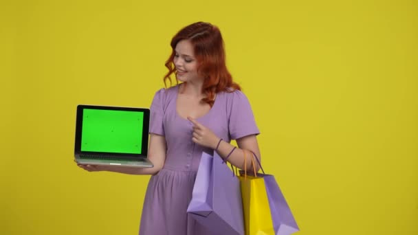 Eine Junge Frau Mit Einkaufstaschen Zeigt Mit Dem Zeigefinger Auf — Stockvideo