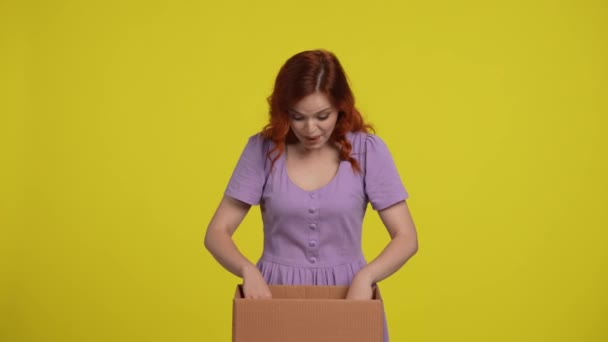 Szybkie Zakupy Sklepie Internetowym Kobieta Rozpakowuje Pudełko Dostarczane Sklepu Internetowego — Wideo stockowe