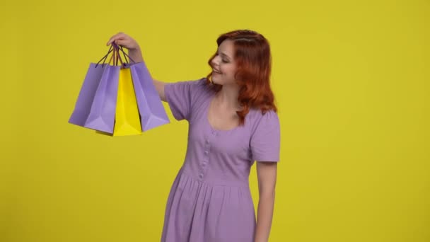 Femeie Deține Pungi Cumpărături Vânzarea Inscripției Femeie Părul Roșu Atractiv — Videoclip de stoc